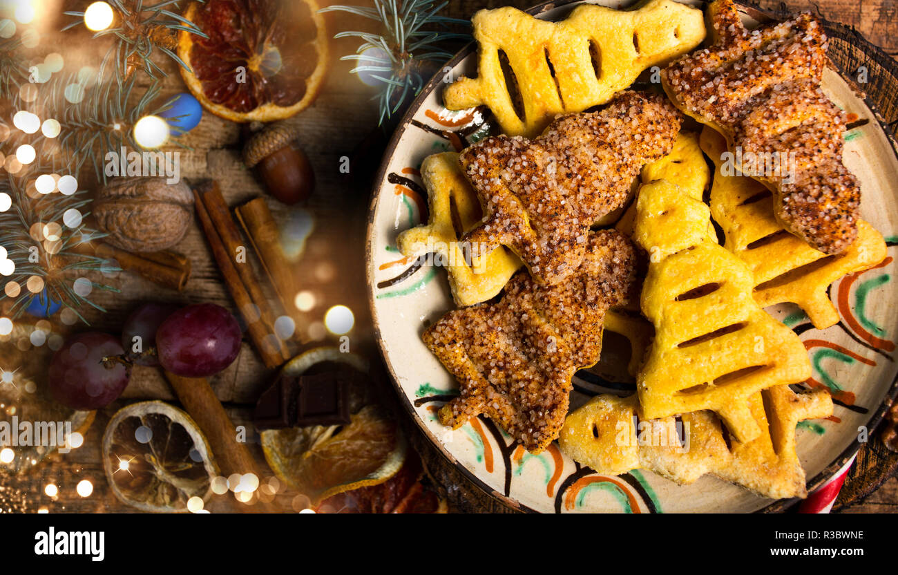 Weihnachtsbaum geformte Gebäck und Süßigkeiten für einen schönen Urlaub Stockfoto