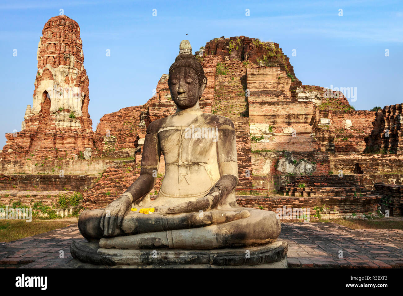 Ayutthaya, Thailand. Großer Buddha im Wat Phra Mahathat, Ayutthaya Historical Park, in der Nähe von Bangkok Stockfoto