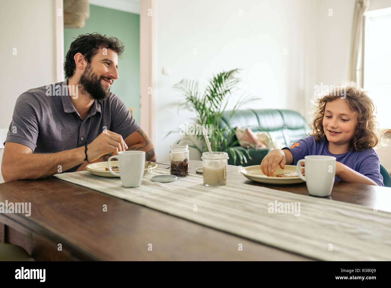 Lächelnd Vater und Sohn gemeinsamen Mittagessen zu Hause Stockfoto