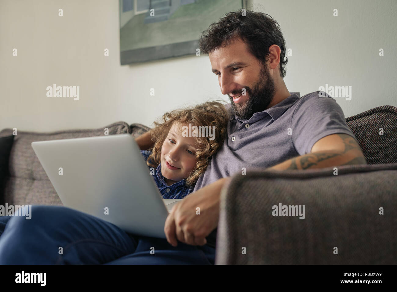 Vater und Sohn, zu Hause zu sitzen, einen Film online Stockfoto