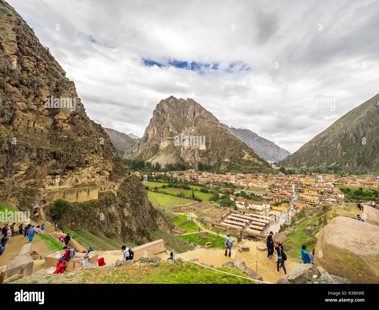 Cusco, Peru - 4. Januar 2017. Ollantaytambo Ollantaytambo Stadt aus dem Heiligtum gesehen Stockfoto