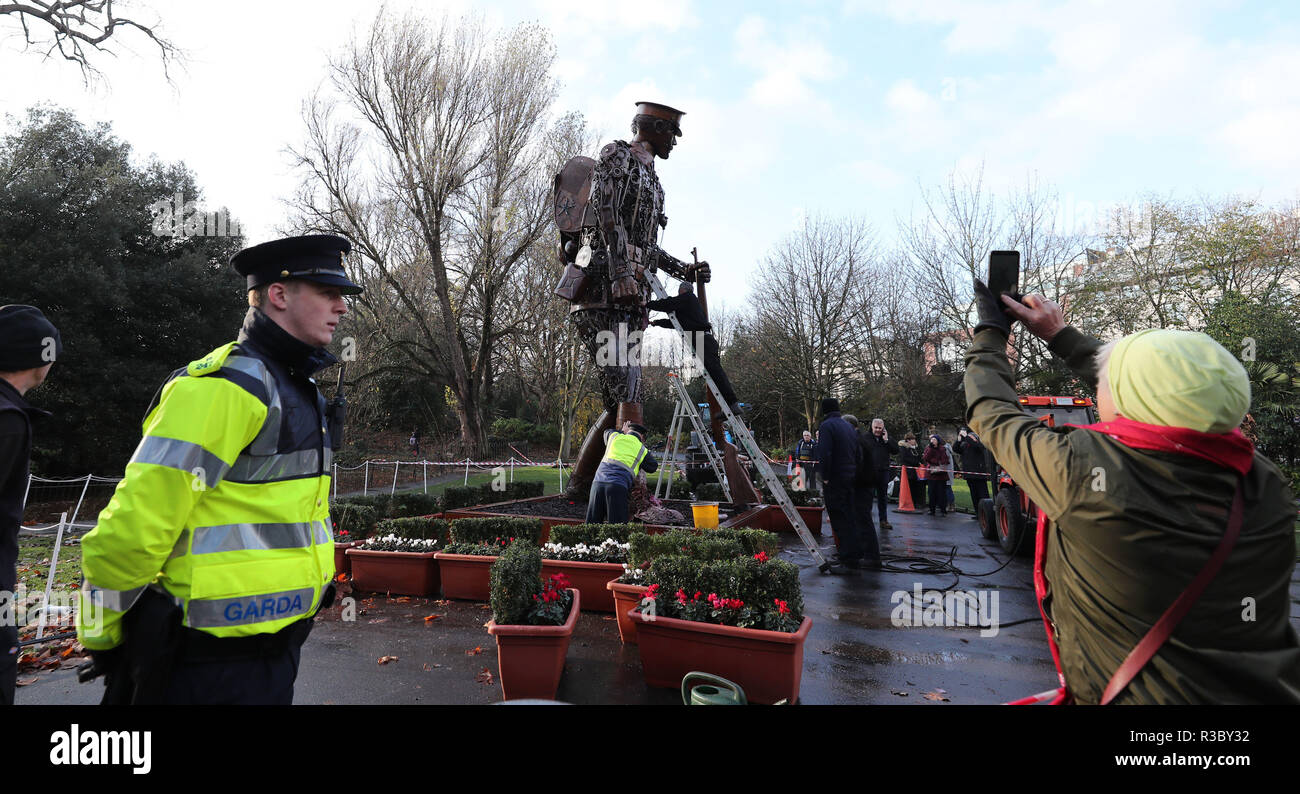 Eine Erste Welt Krieg commemorative Skulptur mit dem Titel The Haunting Soldat gereinigt wird, nachdem es mit roter Farbe in St Stephen's Green, Dublin verwüstet wurde, in der Nacht auf Mittwoch. Stockfoto