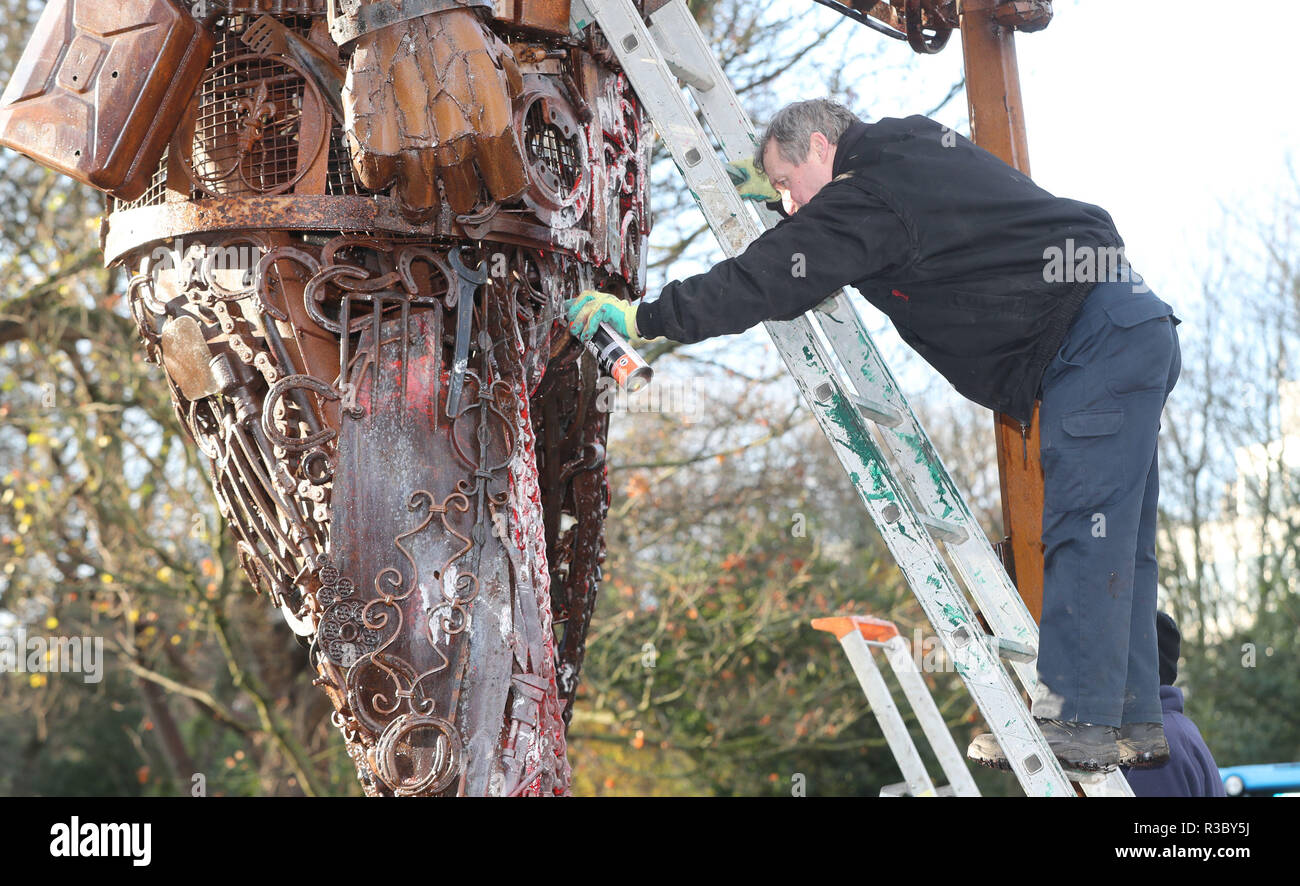 Eine Erste Welt Krieg commemorative Skulptur mit dem Titel The Haunting Soldat gereinigt wird, nachdem es mit roter Farbe in St Stephen's Green, Dublin verwüstet wurde, in der Nacht auf Mittwoch. Stockfoto