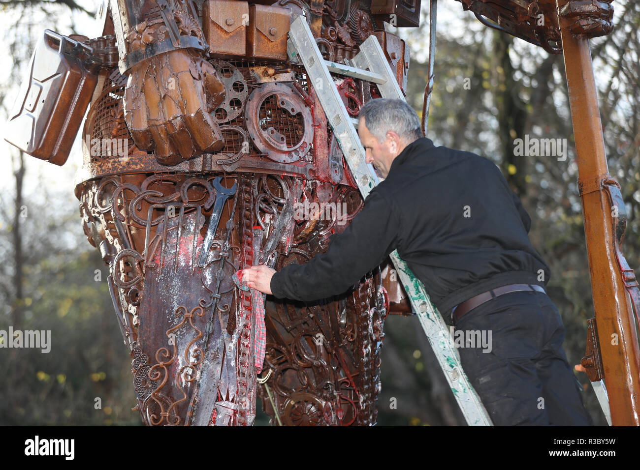 Eine Erste Welt Krieg commemorative Skulptur mit dem Titel The Haunting Soldat gereinigt wird, nachdem es mit roter Farbe in St Stephen's Green, Dublin verwüstet wurde, in der Nacht auf Mittwoch. Stockfoto