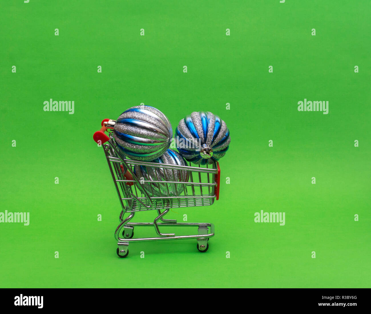 Shopping Cart mit blauer Globus Ornamente, Weihnachten shopping Stockfoto