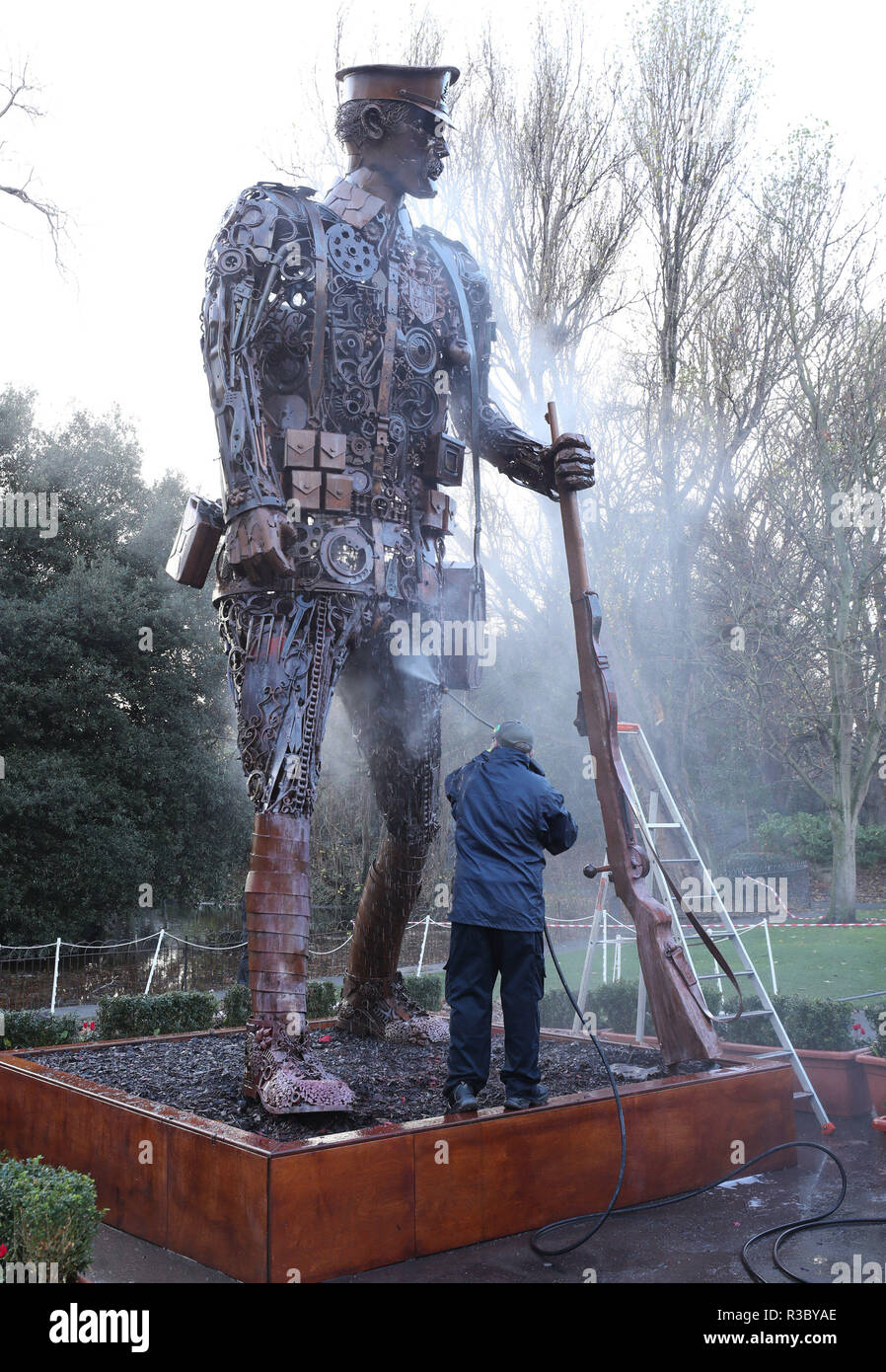Eine Erste Welt Krieg commemorative Skulptur mit dem Titel The Haunting Soldat gereinigt wird, nachdem es mit roter Farbe in St Stephen's Green, Dublin verwüstet wurde, in der Nacht auf Mittwoch. Stockfoto