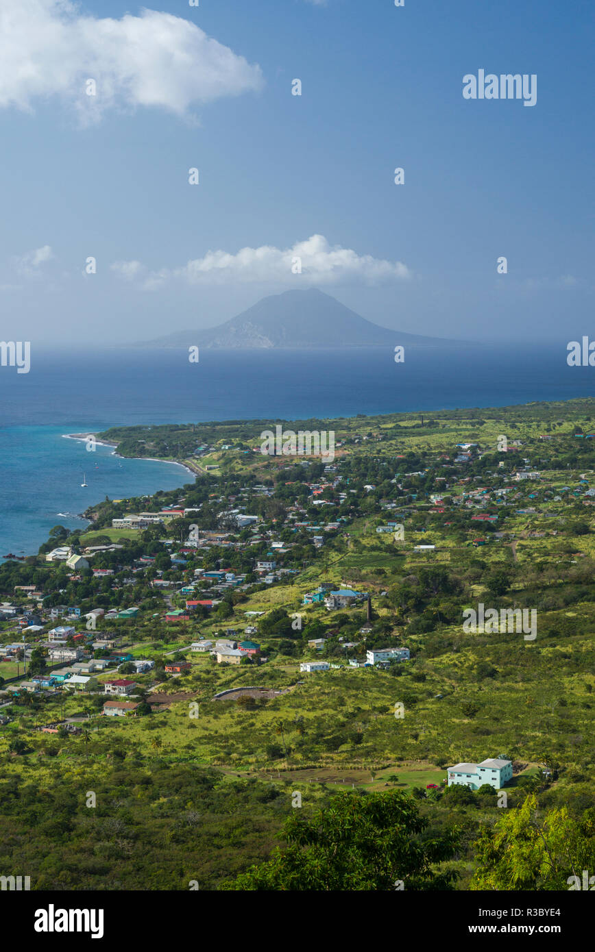 St. Kitts und Nevis, St. Kitts. Brimstone Hill Fortress, erhöhte Küste Blick in Richtung der Insel Sint Eustatius Stockfoto