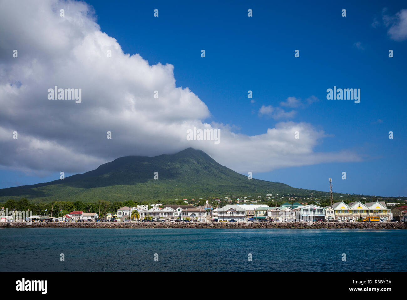 St. Kitts und Nevis, Nevis. Charlestown Nevis Peak mit Blick auf die Stadt. Stockfoto