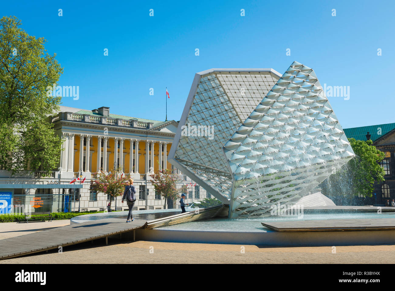 Poznan Plac Wolnosci, Ansicht der modernistischen Fontanna Wolnosci (Brunnen) und 19 Gebäude der Bibliothek in Wolnosci Square, Poznan, Polen. Stockfoto