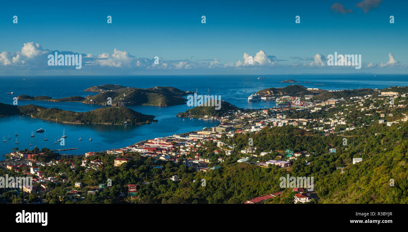 Us Virgin Islands, St. Thomas. Erhöhten Blick auf die Stadt von Charlotte Amalie Stockfoto