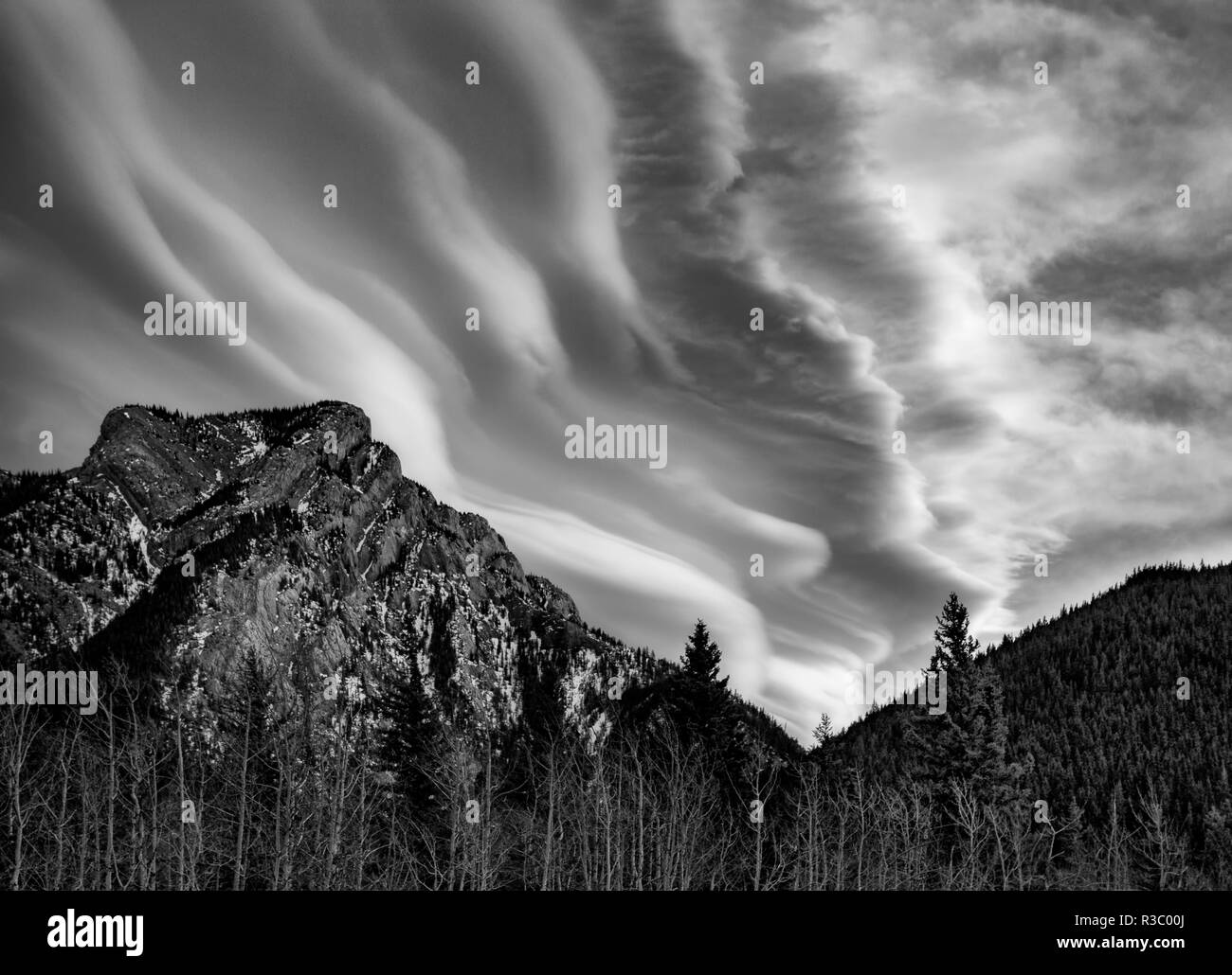 Kanada, Alberta, Bow Valley Provincial Park. Linsenförmige Wolken über Kananaskis Country Stockfoto