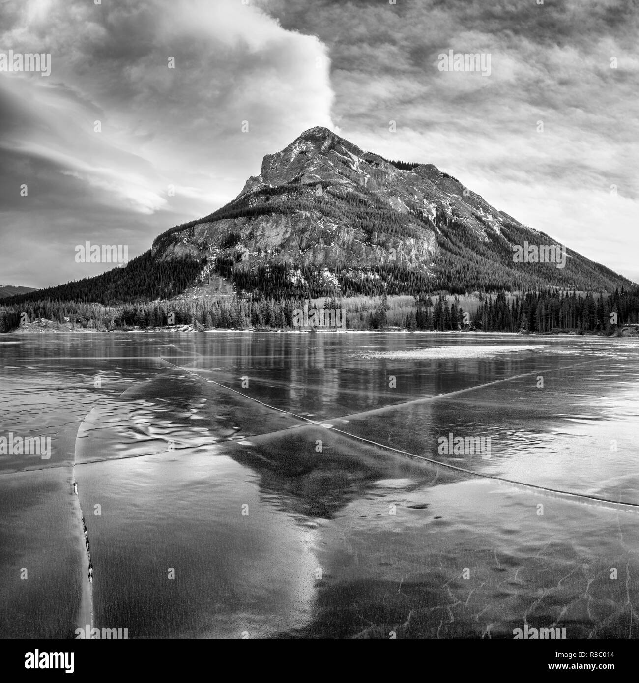 Kanada, Alberta, Bow Valley Provincial Park. Gefrorene Barrier Lake und Mount Baldy Stockfoto
