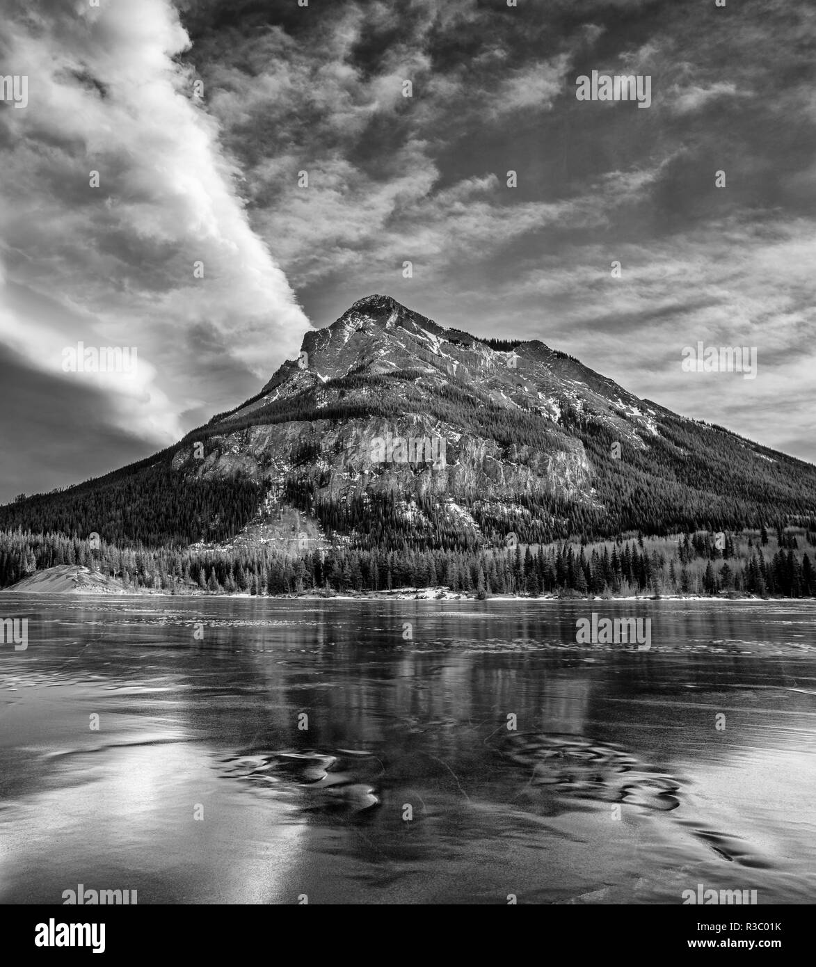 Kanada, Alberta, Bow Valley Provincial Park, Mount Baldy und gefrorene Barriere See Stockfoto