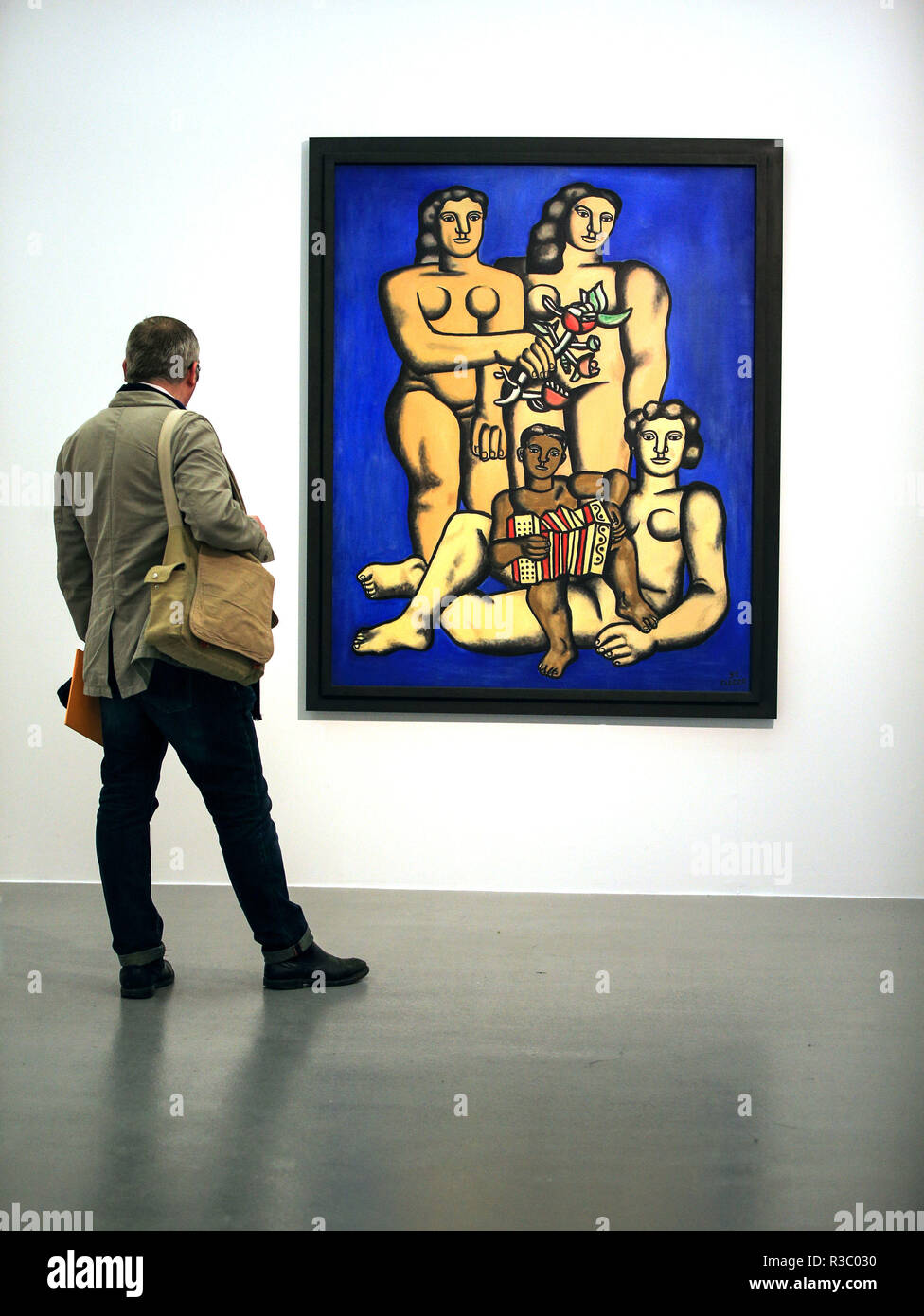 Eine Person sieht sich die neue Ausstellung von Französischen kubistischen Künstler Fernand Leger: Neue Zeiten Neue Freuden, in der Tate Liverpool. Stockfoto