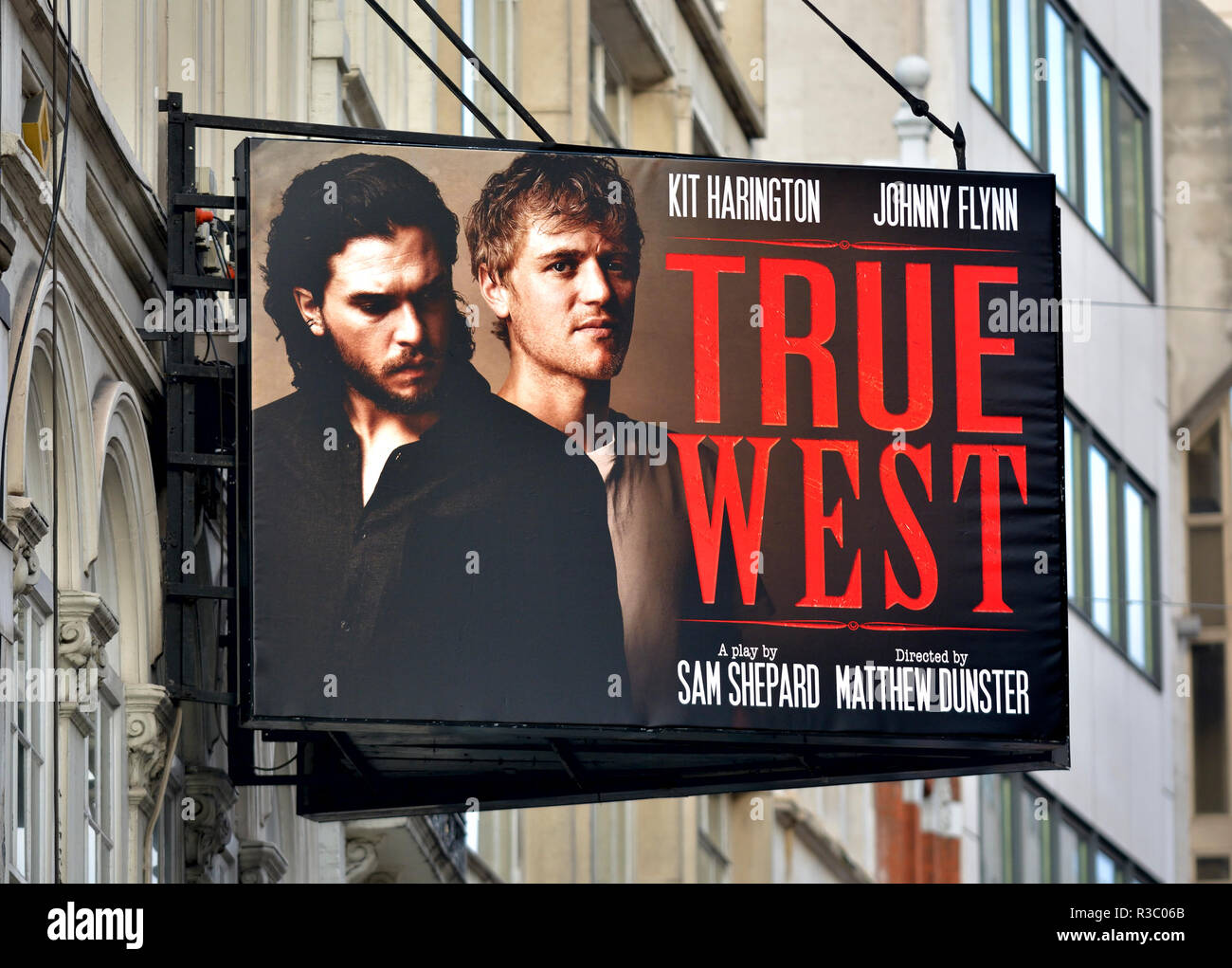 London, England, UK. "True West" im Varieté Theater, The Strand. Spielen von Sam Shepard, starring Kit Harrington und Johnny Flynn, beginnend 23 N Stockfoto