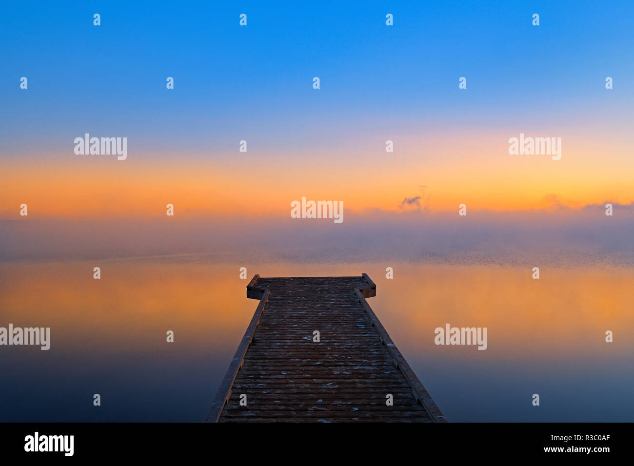 Kanada, Alberta, Williamson Provincial Park. Dock im Sonnenaufgang Nebel auf Stör See. Stockfoto