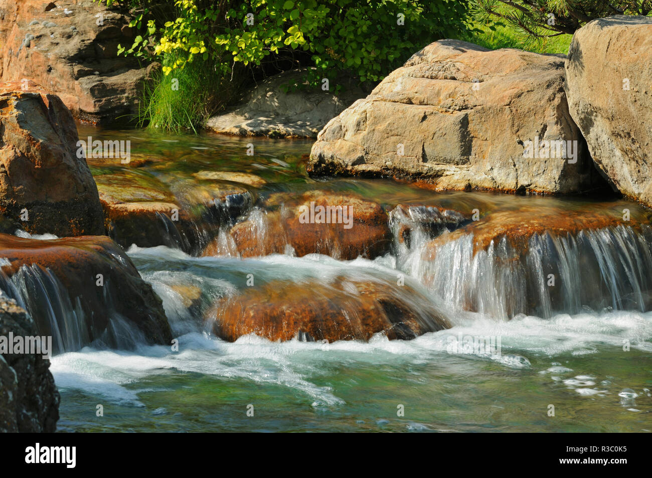 Kanada, Alberta Lethbridge. Wasserfall in Nikka Yuko Japanischen Garten. Stockfoto