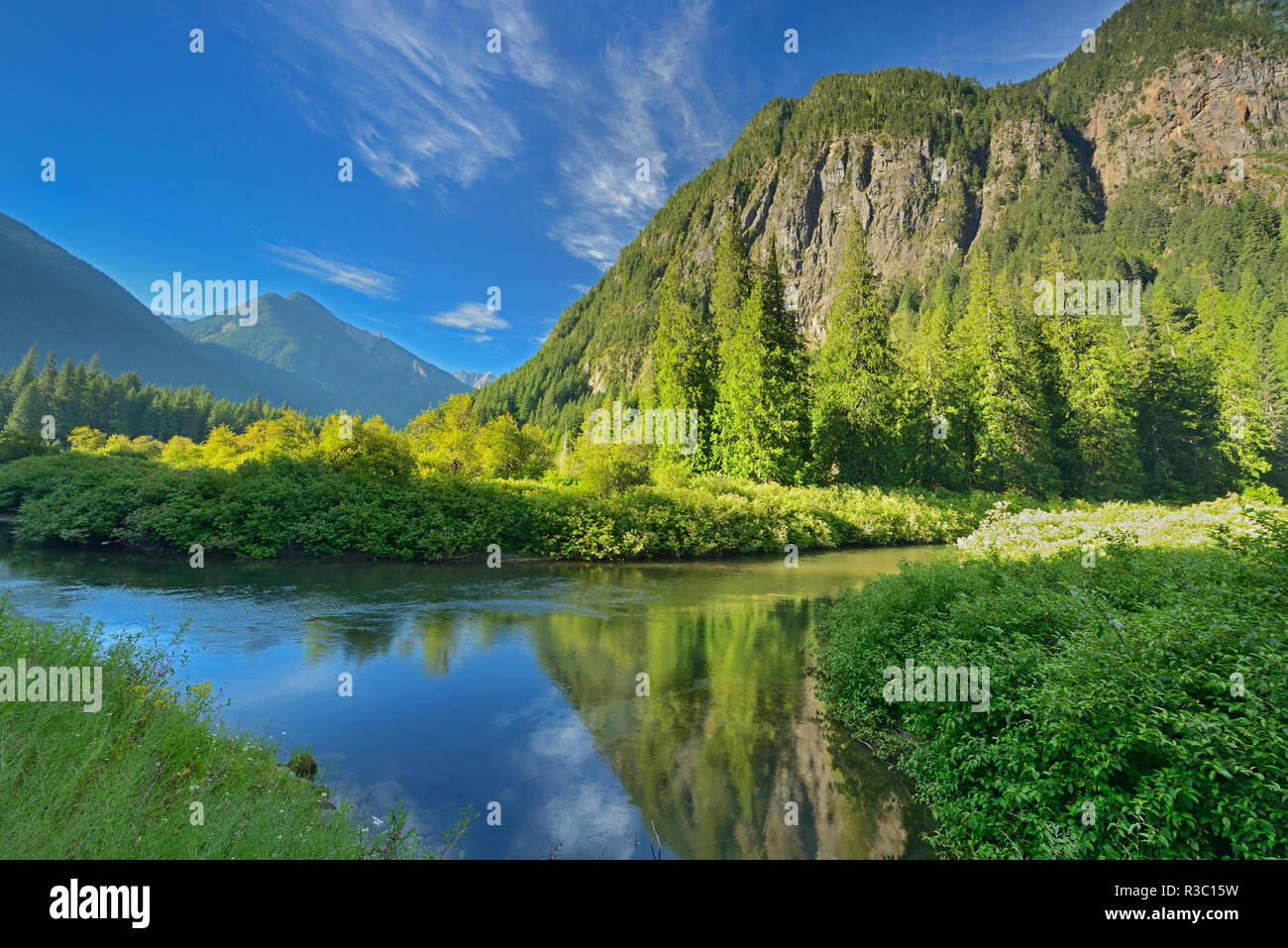 Kanada, British Columbia, E.C. Manning Provincial Park. Cascade Range Reflexion in den Fluss. Stockfoto