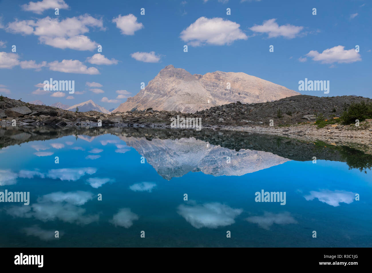 Kanada, British Columbia, East Kootenay Mountains. Reflexionen in See. Stockfoto