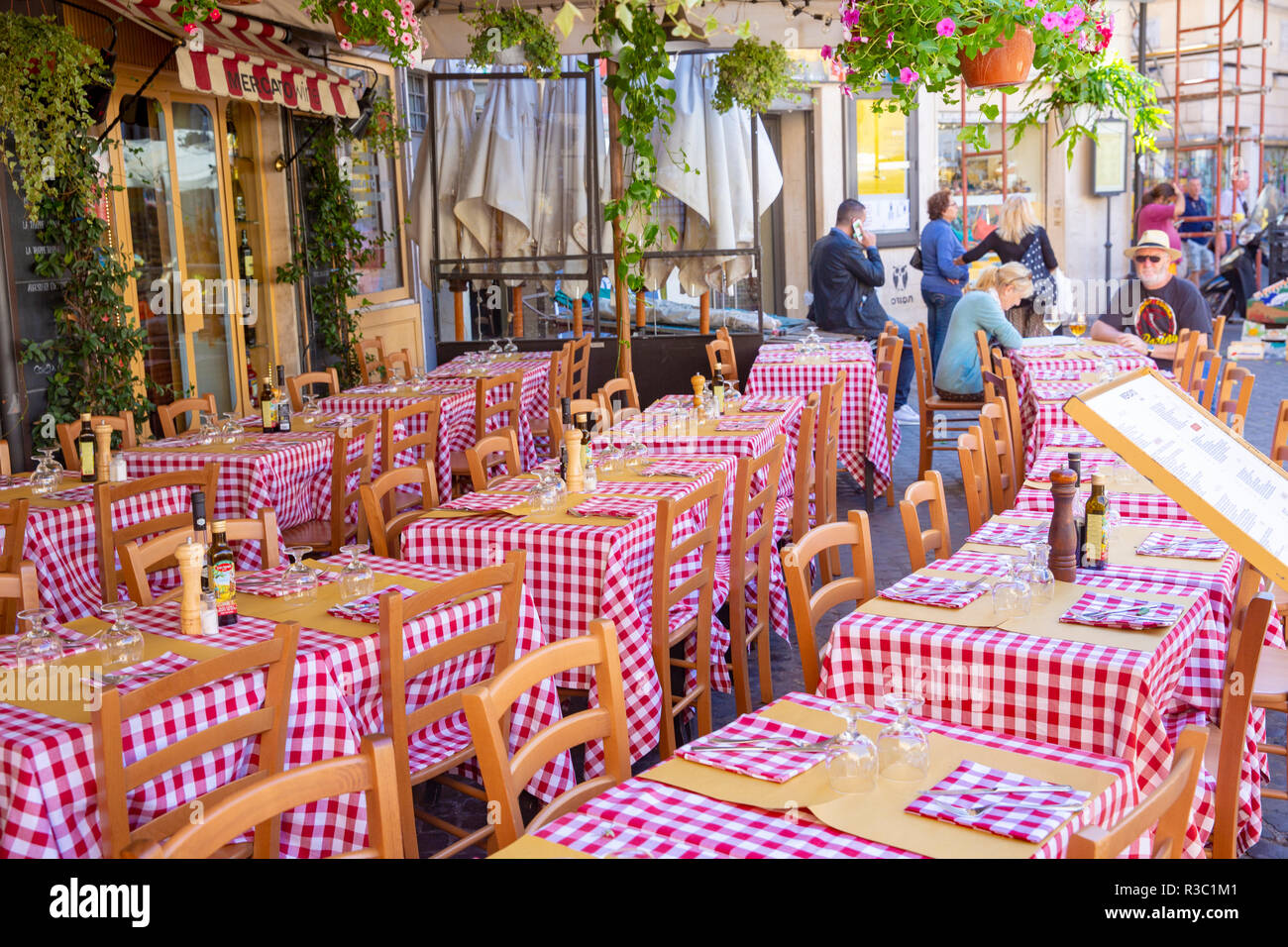 Traditionelles italienisches Restaurant in Rom mit roten und weißen Tischdecken, Rom, Italien Stockfoto