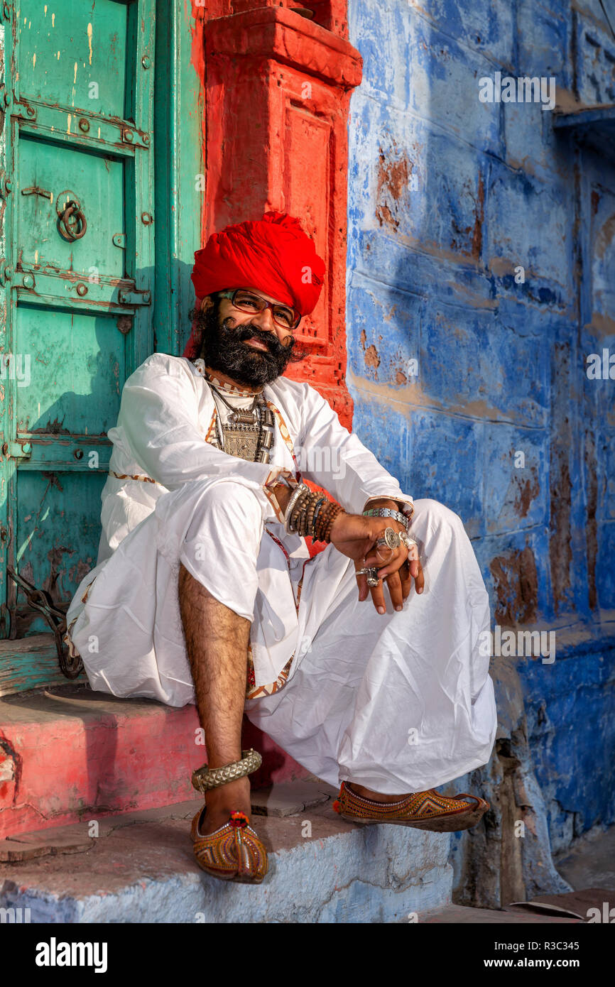 Mann aus Rajasthan in traditionelle indische Kleidung, Jodhpur, Rajasthan, Indien Stockfoto