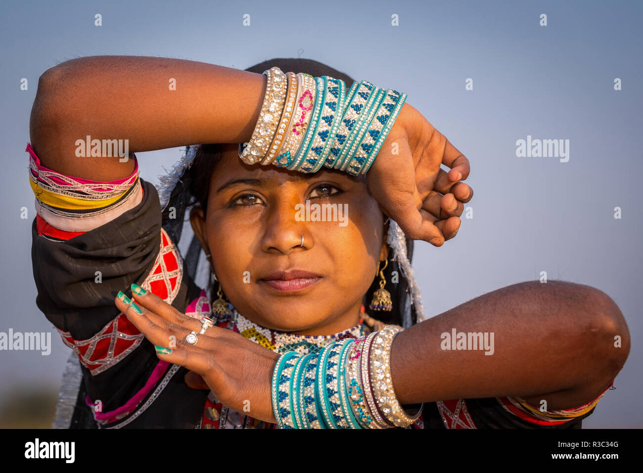 Portrait von jüngeren indischen Frau, Pushkar, Rajasthan, Indien Stockfoto