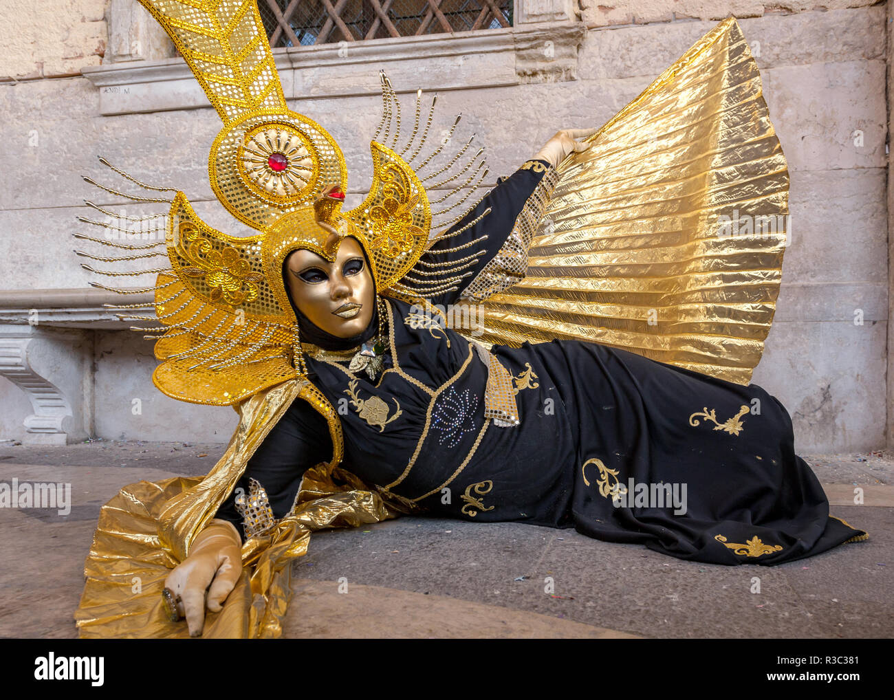 Frau, gekleidet wie ein goldener Engel am Karneval in Venedig, Italien Stockfoto