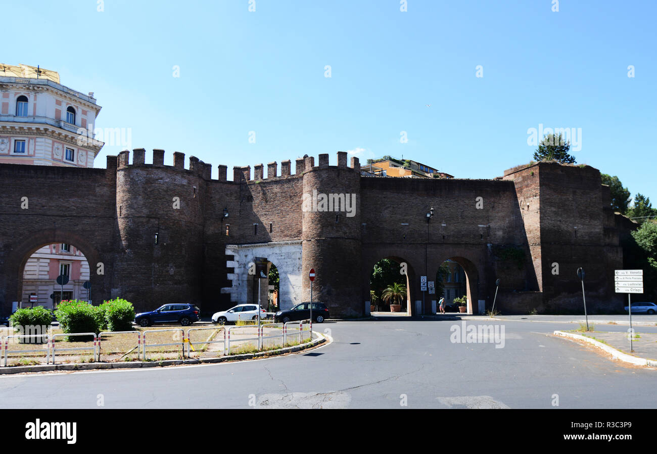 Pinciana Tor im 5.Jahrhundert gebaut wurde, diese gewölbte Tor war ein Durchgang durch die 3rd-Stadtmauer. Stockfoto