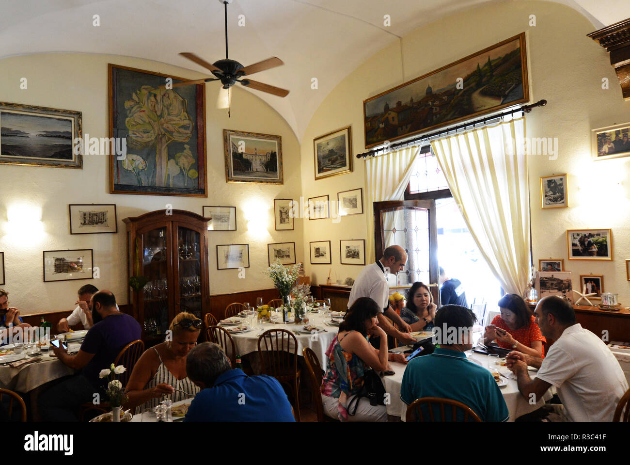 Da Enzo Restaurant in Rom ist bekannt für ihre römische Küche. Stockfoto