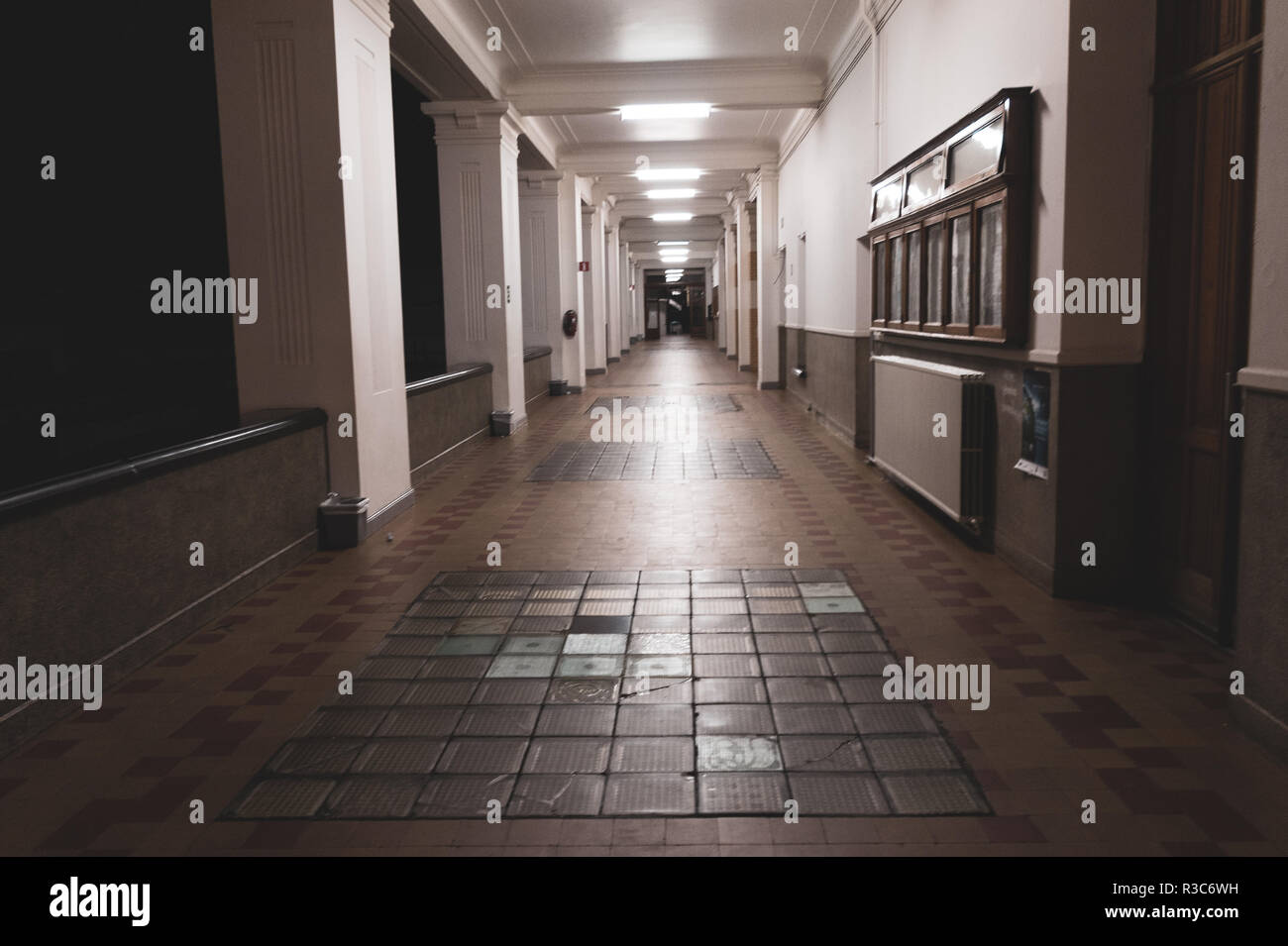 Langen dunklen Korridor Stockfoto