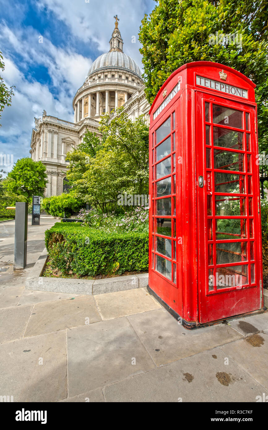 St. Pauls Kathedrale in London an einem sonnigen Tag Stockfoto