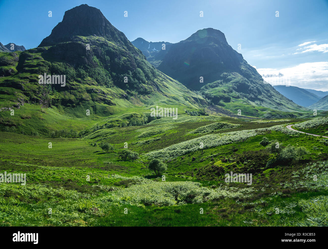 Der Blick auf die Drei Schwestern Berge in Glencoe Valley genannt worden ist einer der oberen Ansichten in der UK, schlagende Konkurrenz aus Bergen und Ci Stockfoto