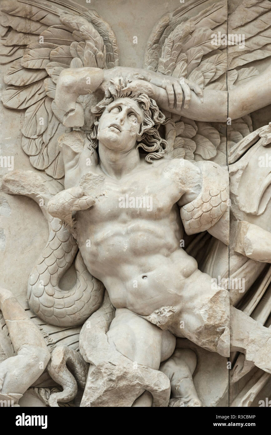 Berlin. Deutschland. Pergamon Museum. Pergamonaltar. Gigantenfries, Osten, Detail der Darstellung der griechische mythologische Figur Alkyoneus (Alcyon Stockfoto