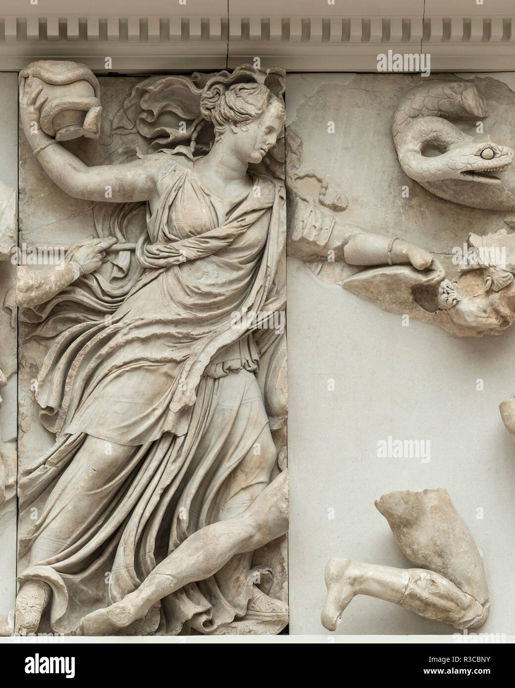 Berlin. Deutschland. Pergamon Museum. Pergamonaltar. Gigantenfries,Panel, eine junge Göttin, möglicherweise Nyx oder Persephone, schleudert eine Vase mit einer s Stockfoto