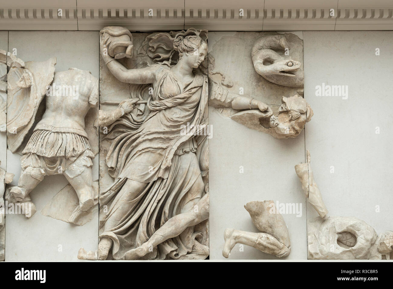 Berlin. Deutschland. Pergamon Museum. Pergamonaltar. Gigantenfries,Panel, eine junge Göttin, möglicherweise Nyx oder Persephone, schleudert eine Vase mit einer s Stockfoto