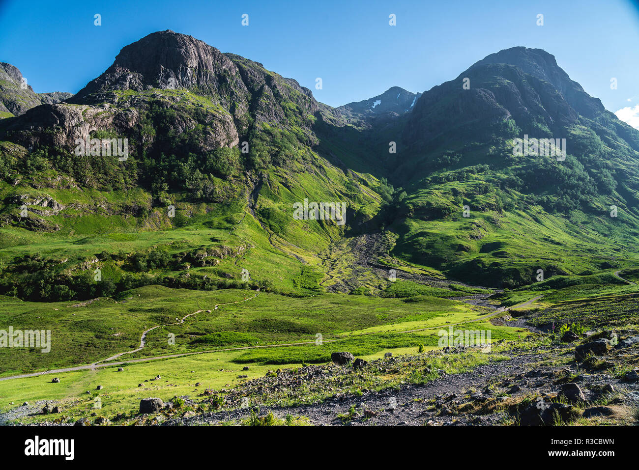 Der Blick auf die Drei Schwestern Berge in Glencoe Valley genannt worden ist einer der oberen Ansichten in der UK, schlagende Konkurrenz aus Bergen und Ci Stockfoto