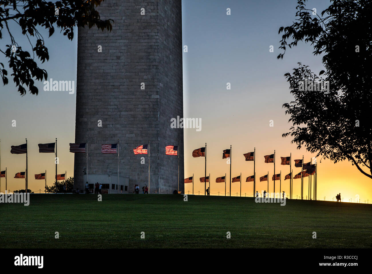 USA, Washington D.C. Blick auf den Zweiten Weltkrieg Memorial, Washington Monument Stockfoto