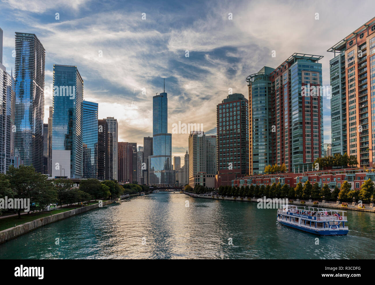 Chicago, Illinois, USA. Der Chicago River mit Booten. Stockfoto