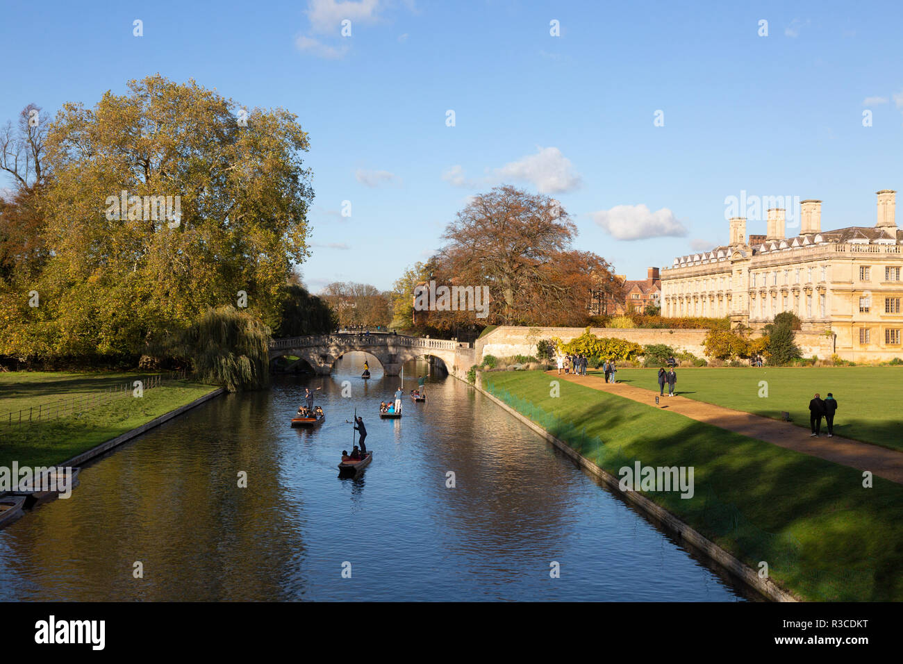 Universität Cambridge Herbst - Menschen stochern auf dem Fluss Cam auf dem Rücken, mit Clare College und Clare Bridge; Cambridge England Großbritannien Stockfoto