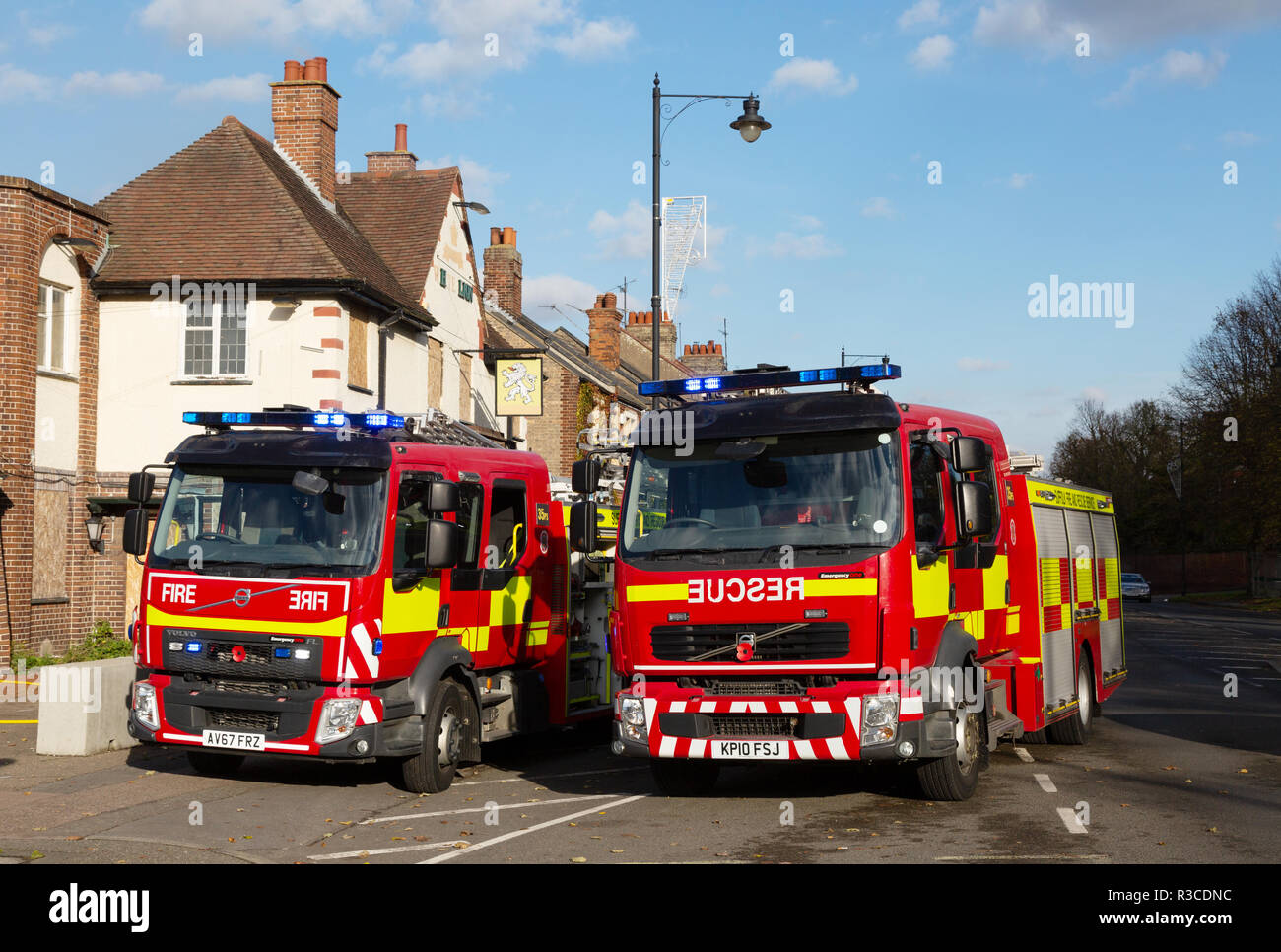 Fire Engine UK - Suffolk Feuer- und Rettungsdienst, Notfall mit zwei Löschfahrzeuge, Newmarket Suffolk UK Stockfoto