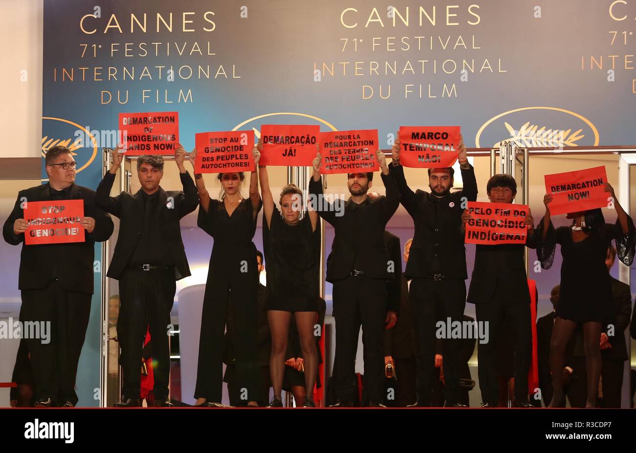CANNES, Frankreich - 16. MAI 2018: die Darsteller des Films "Die Toten und die anderen 'auf dem roten Teppich für die "ogman "Screening auf dem Festival de Cannes. Stockfoto