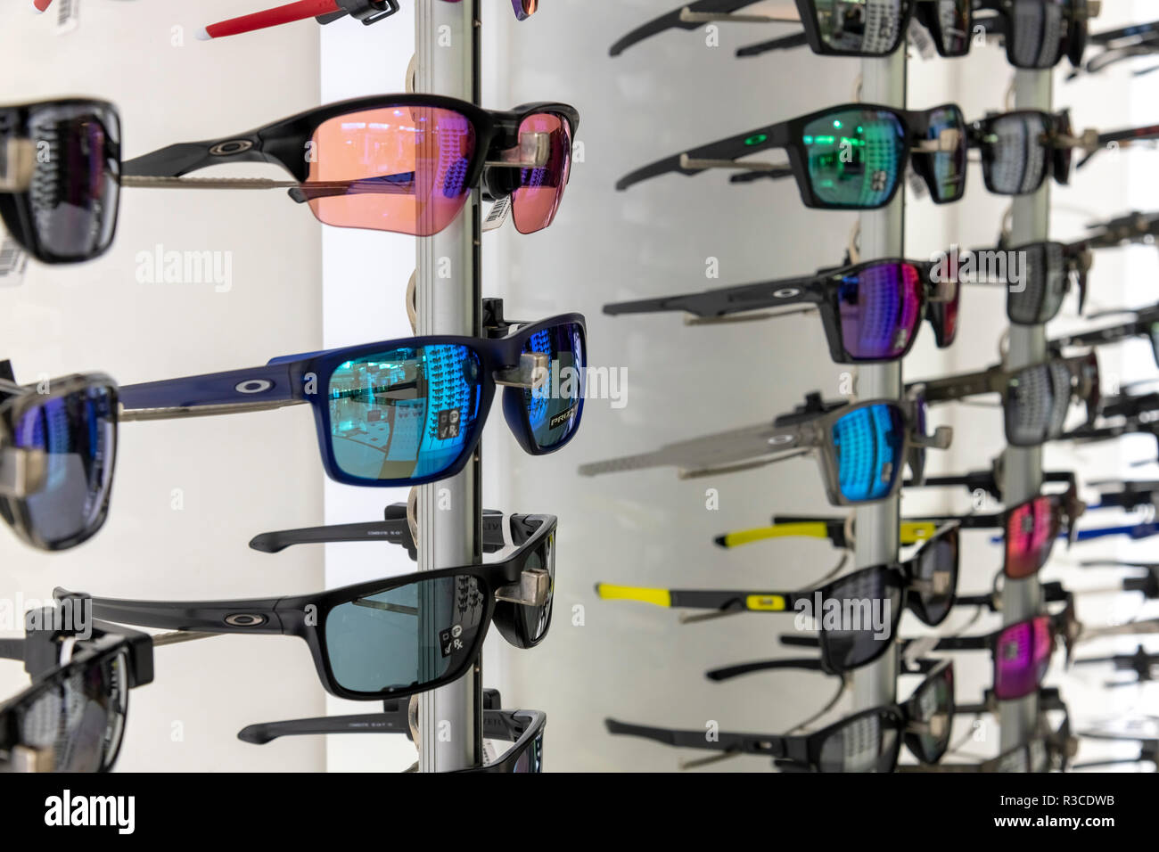 Larnaca, Zypern - November 6. 2018. Sonnenbrille von berühmten Marken in Flughafen Duty free shop. Stockfoto