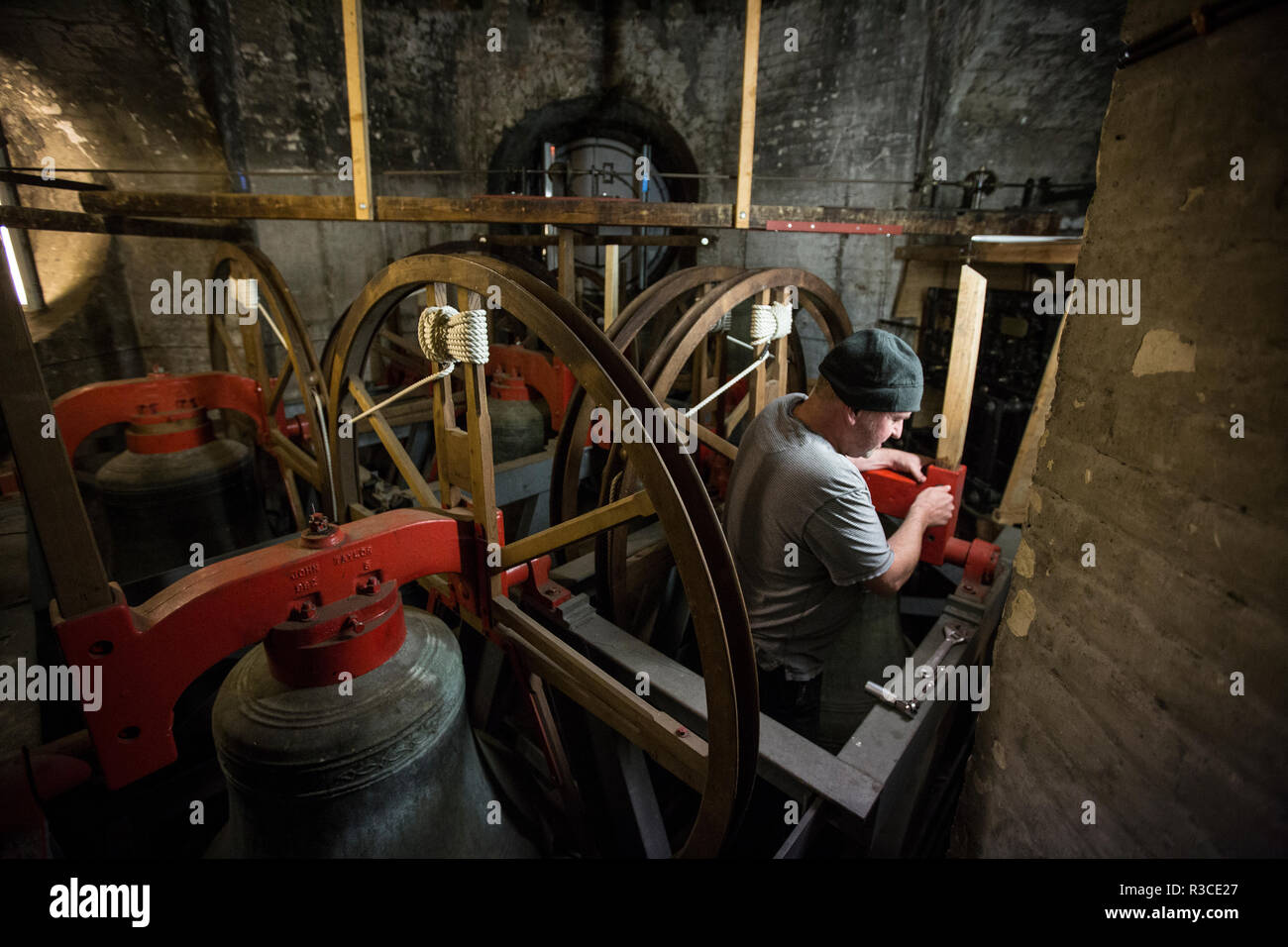 Kirche bell-ringers vor Tag der Erinnerung Praxis Ihre Glocke klingeln an der Kirche St. Mary, Rotherhithe, südöstlich von London, Vereinigtes Königreich Stockfoto