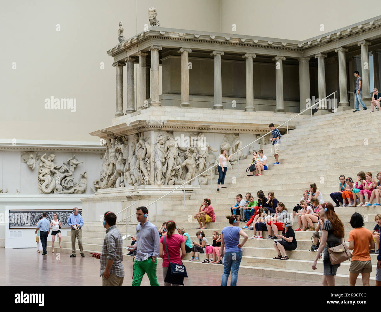 Berlin. Deutschland. Pergamon Museum. Wiederaufbau der große Altar von Pergamon aka Pergamonaltar. Während der Regierungszeit von König Eumenes II. in der gebaut Stockfoto