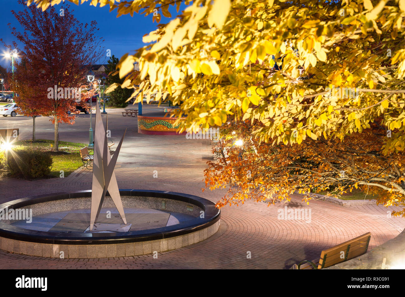 Platz 1604" und einer Skulptur im Herbst in der Dämmerung in der Innenstadt von Dieppe, Westmorland County, New Brunswick, Kanada. Stockfoto