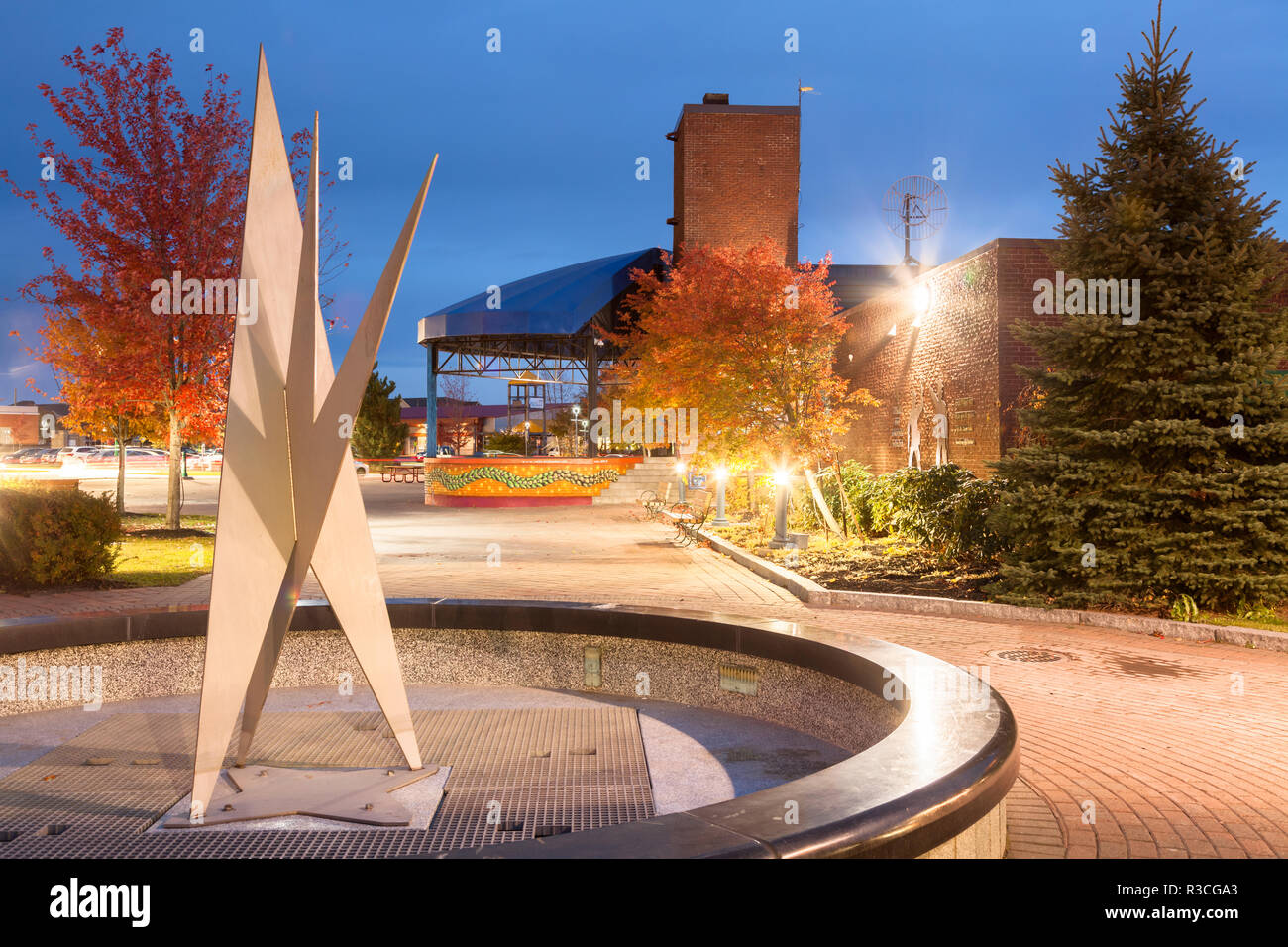 Platz 1604" und einer Skulptur im Herbst in der Dämmerung in der Innenstadt von Dieppe, Westmorland County, New Brunswick, Kanada. Stockfoto