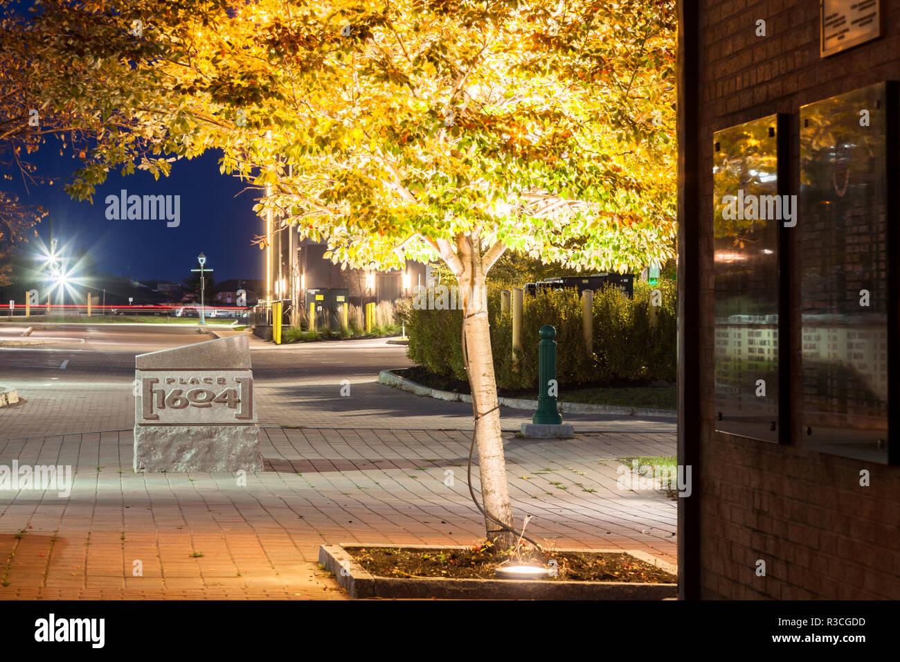 1604 Im Herbst Platz in der Dämmerung in der Innenstadt von Dieppe, Westmorland County, New Brunswick, Kanada. Stockfoto