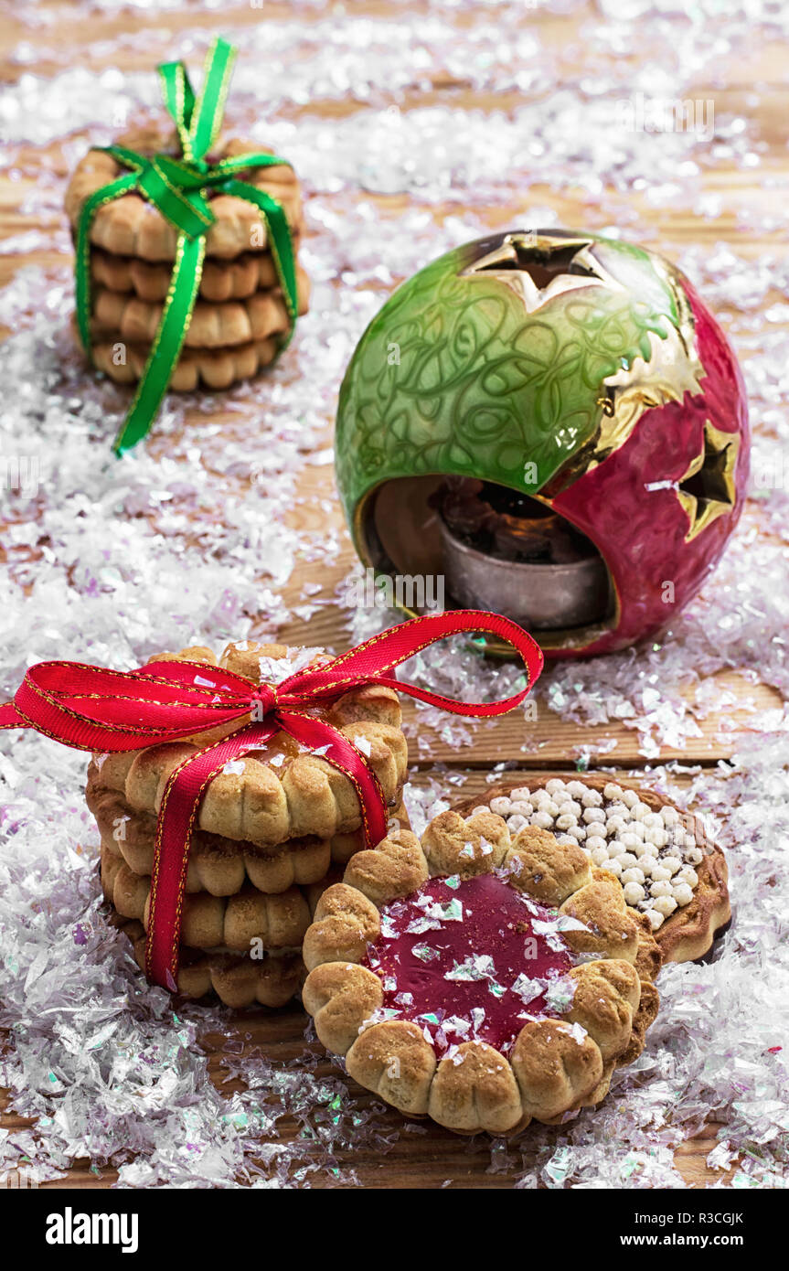 Duftende Weihnachtsbäckerei auf dem Hintergrund von Christbaumschmuck dekoriert Stockfoto