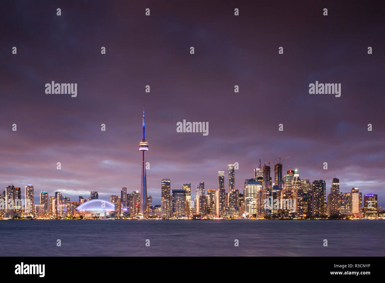 Kanada, Ontario, Toronto, Hafen, CN Tower, Rogers Centre, und Skyline von den Olympischen Insel Stockfoto