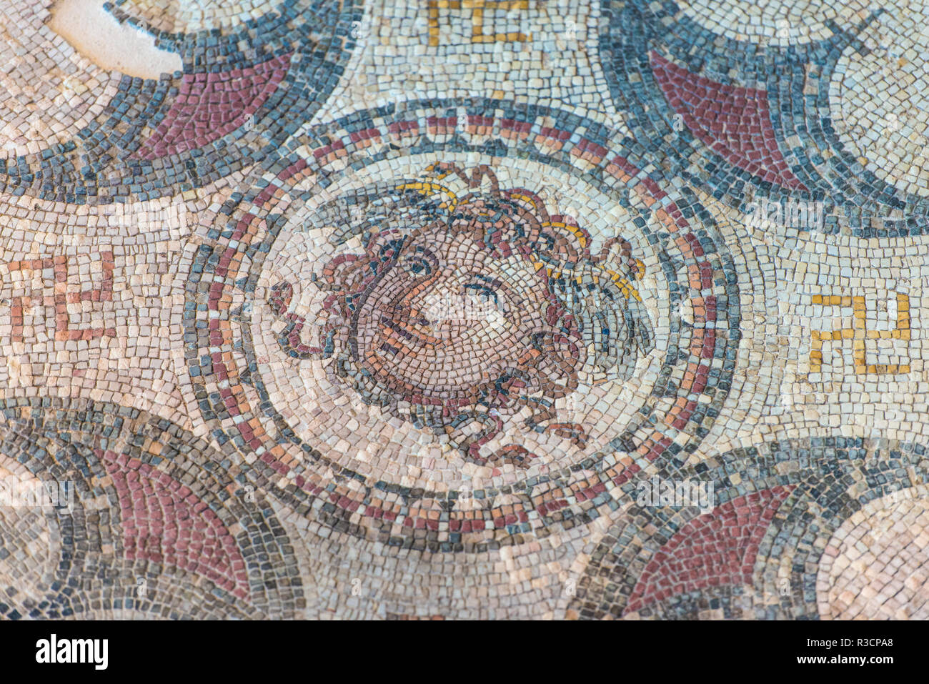 Römische Artefakte, Mosaik Fliesen, das Museum von Arles, Arles, Provence, Frankreich Stockfoto